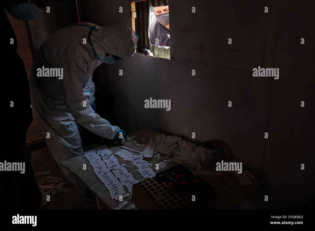 Ein Gesundheitspersonal überprüft COVID-19-Testkits in einem Testzentrum in Srinagar, Indien, das am 03. Mai 2021 in Kaschmir verabreicht wurde. Jammu und Kaschmir verzeichnen 51 Todesfälle, was die höchste Zahl an COVID-19-Todesfällen in der Region ist. Indien meldete jedoch fast 370.000 neue covid-19-Fälle und 3421 neue Todesfälle. Stockfoto