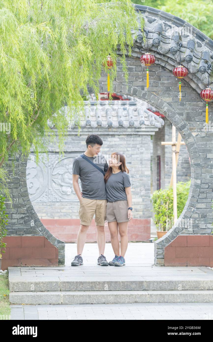 Chinesisches malaysisches Paar in den 30ern verbrachte Zeit im chinesischen Garten in Kuala Lumpur, Malaysia. Stockfoto