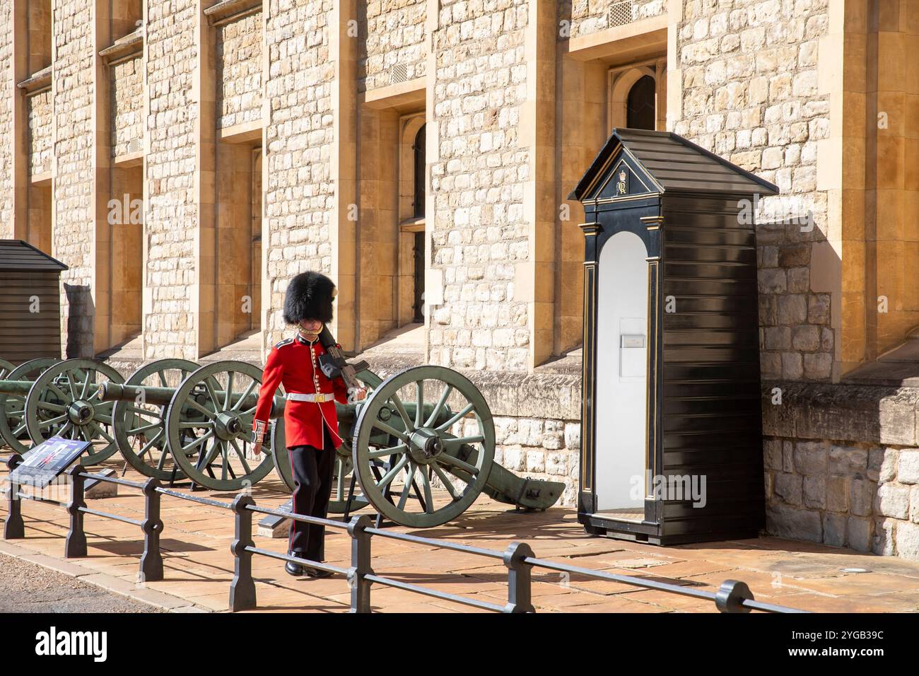 Tower of London Walisische Wache im Dienst und schützt die Waterloo-Kaserne September 2023 Hitzewellen-Wetter in London, volle zeremonielle Uniform, England Stockfoto