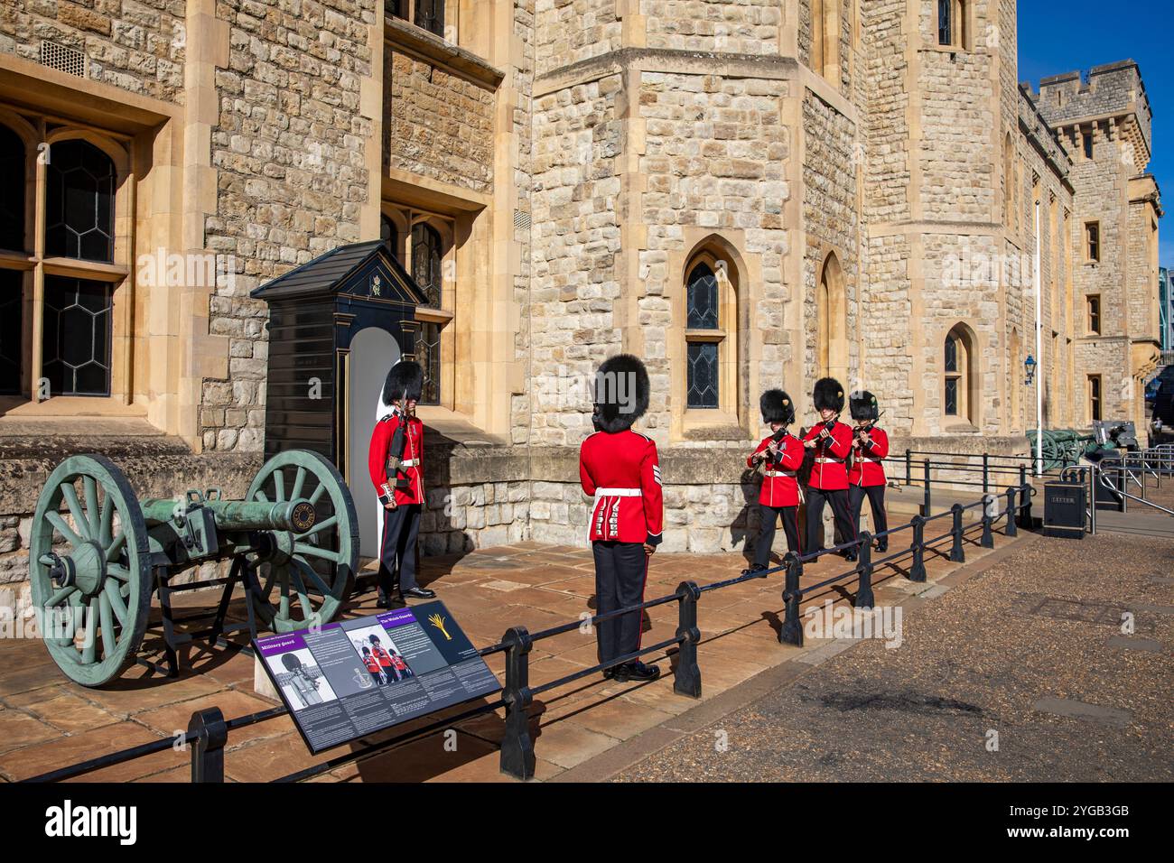 Tower of London Walisische Wachen im Dienst und schützen die Waterloo-Kaserne September 2023 Hitzewellen-Wetter in London, volle zeremonielle Uniform, England Stockfoto