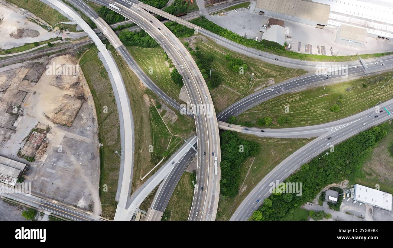 Die geometrischen Fahrbahndesigns der Innenstadt von Chattanooga zeigen ein komplexes Netz von sich kreuzenden Straßen und Überführungen. Stockfoto