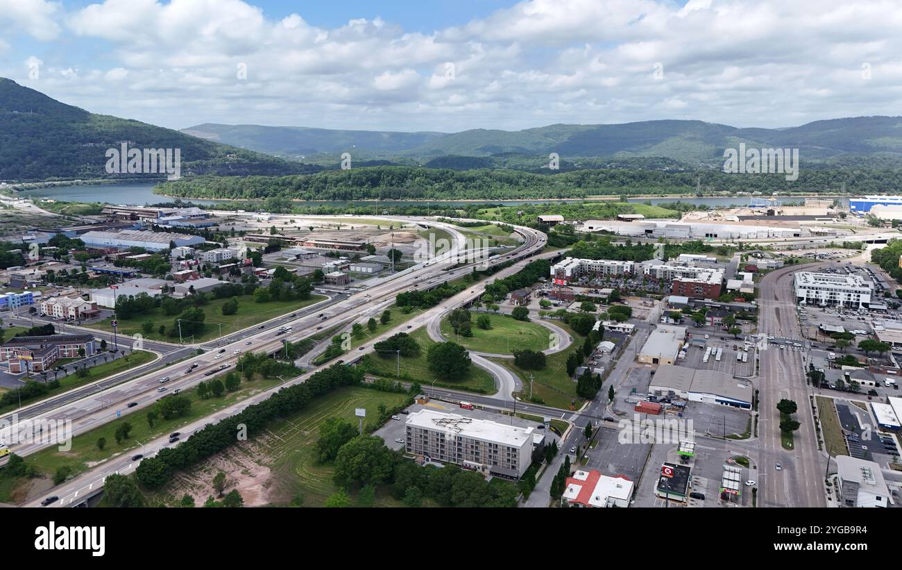 Ein Blick auf die Innenstadt von Chattanooga offenbart das pulsierende Stadtbild am Tennessee River. Stockfoto