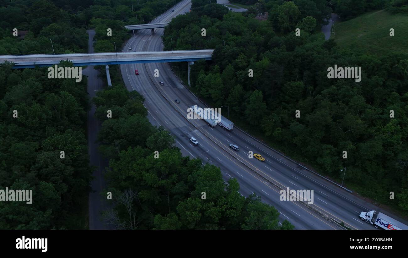 Bei Einbruch der Dunkelheit fließt der Verkehr entlang der I-95. Die Scheinwerfer beleuchten den kalten, dunkleren Himmel und halten die regelmäßige Fahrt am Abend fest. Stockfoto