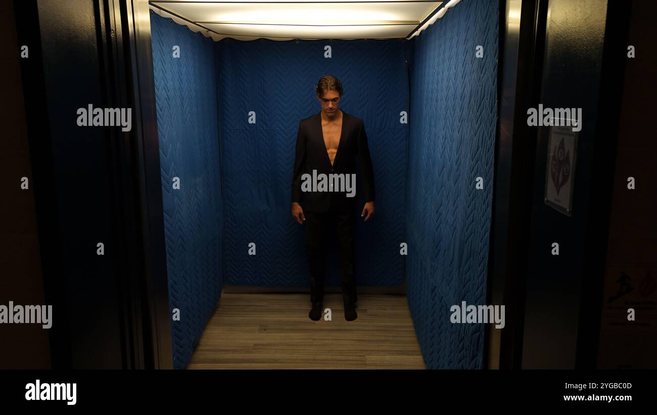 Eine letzte Fahrt mit dem Aufzug markiert das Ende einer unvergesslichen Reise, während Sie den Campus verlassen, wo Sie die letzten vier Jahre voller Erinnerungen verbracht haben Stockfoto