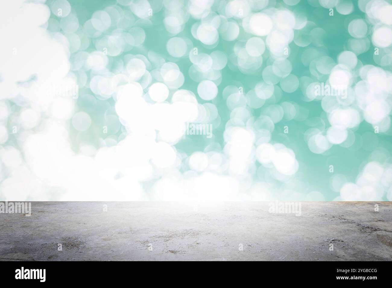 Breite leere Grunge-Zement-Theke Tischplatte auf grünem Boleh weißem Lichthintergrund für geschäftliche Produkt windige Szene, hinter einer Betonstraße. Stockfoto