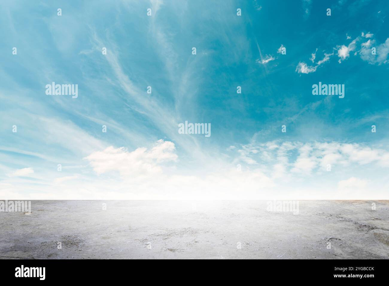 Breite leere Grunge-Zement-Theke Tischplatte auf blauem Himmel Wolken weißes Licht Hintergrund für Geschäftsprodukt windige Szene, blauer Himmel leeres Land zurück ein conc Stockfoto