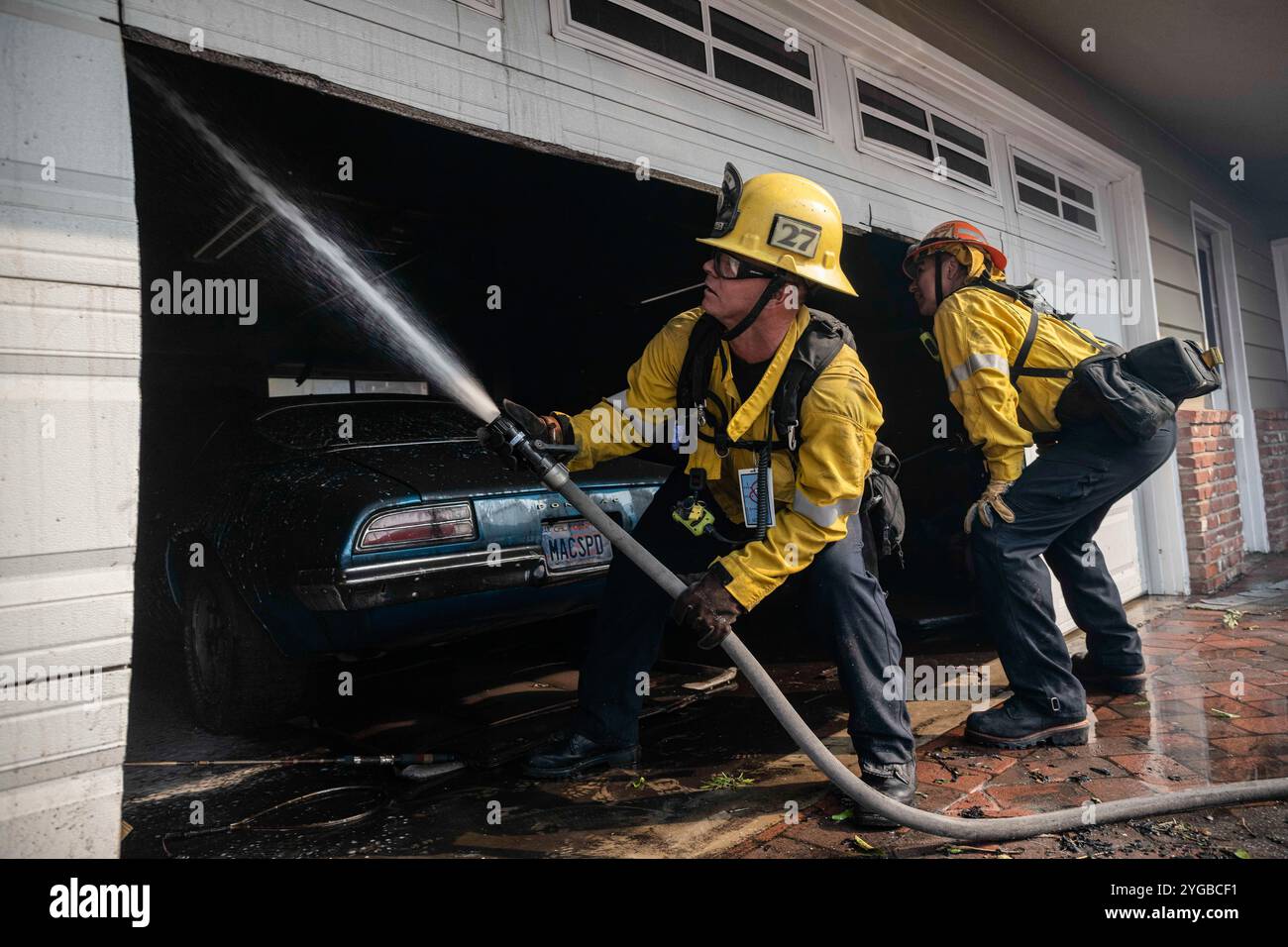 Camarillo, Usa. November 2024. Die LAFD-Feuerwehrleute löschen ein brennendes Haus. Das Bergfeuer brennt durch Camarillo mit Hilfe der Santa Ana Winde. Das Feuer hat derzeit mehr als 10.500 Hektar mit einer Rückhaltekapazität von 0 % verbrannt. Quelle: SOPA Images Limited/Alamy Live News Stockfoto