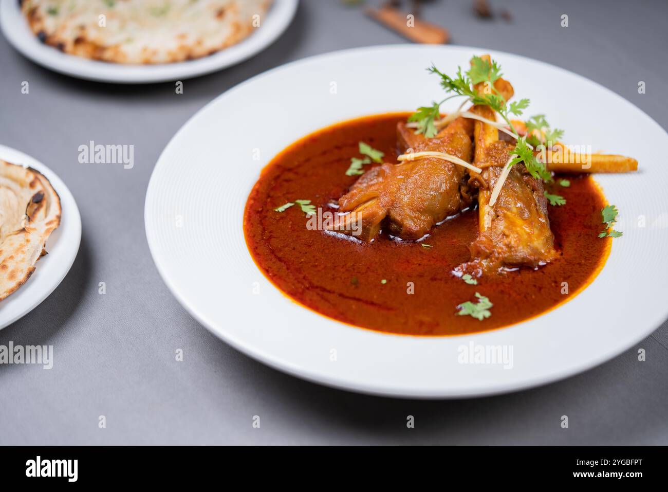 Lammeintopf mit Fladenbrot Stockfoto