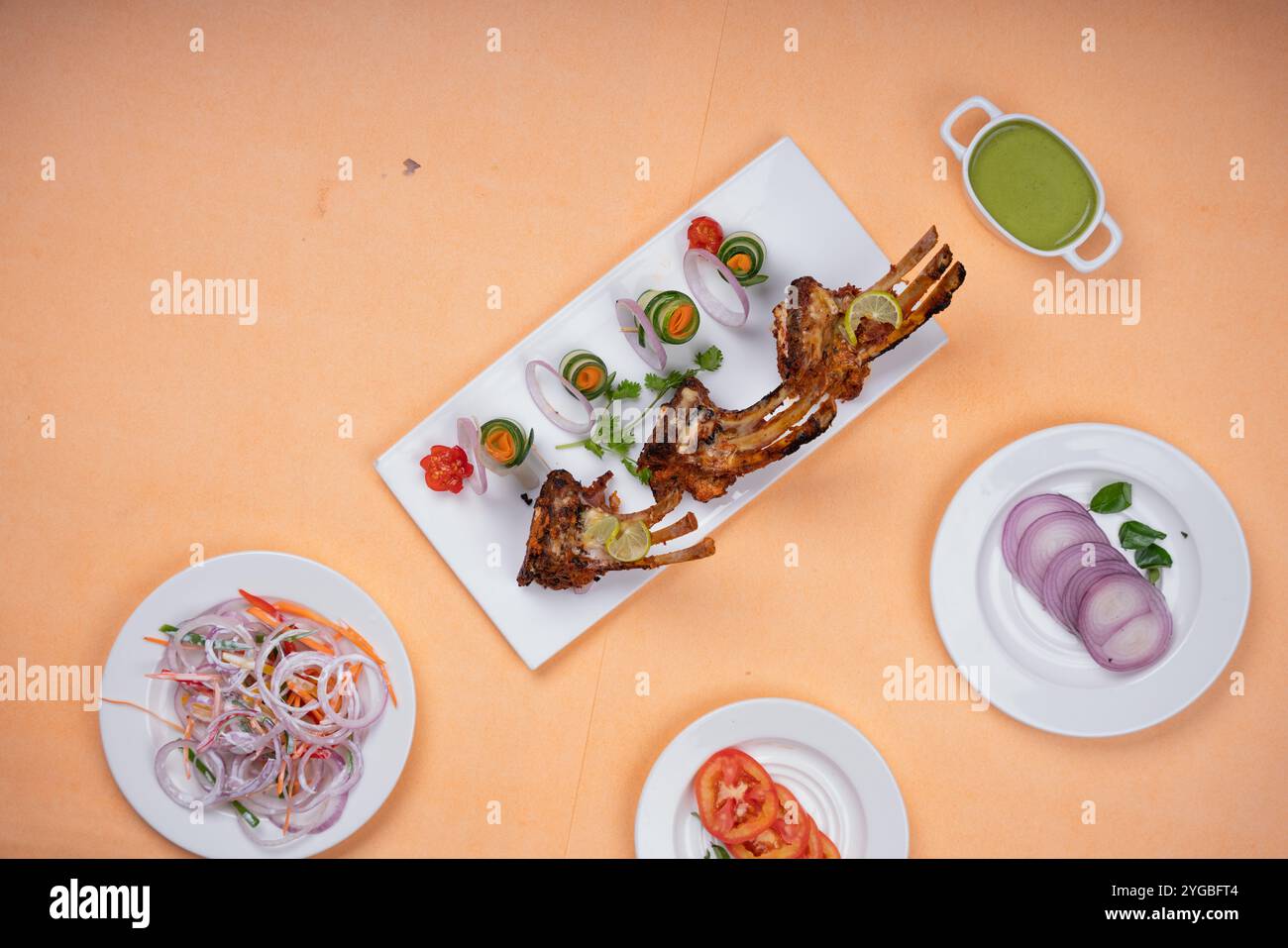 Hammelrippchen serviert mit Minzchutney Stockfoto