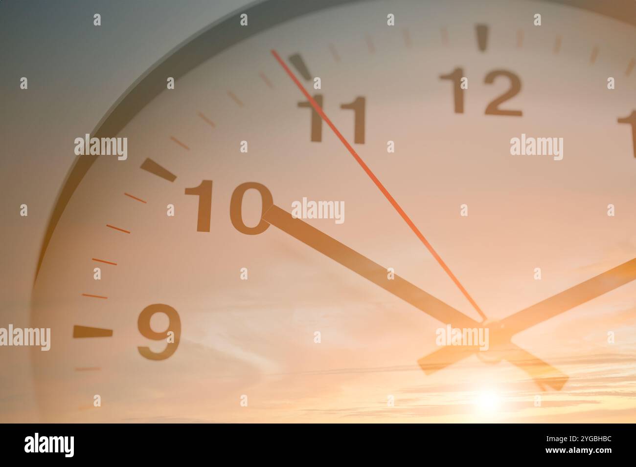 Times Clock Face Overlay Doppelbelichtung Mit Evening Summer Sky Für Day Time Business Time Concept. Stockfoto Times Clock Face Overlay Doppelbelichtung Mit Evening Summer Sky Für Day Time Business Time Concept. Stockfoto