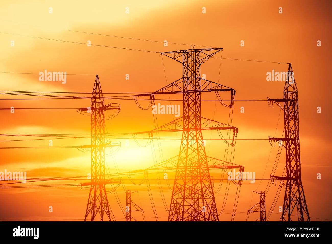 Stromkabel, Hochspannungsleitung Pylon, Silhouette vor Sonnenuntergang Himmel Dämmerung Dämmerung. Stockfoto