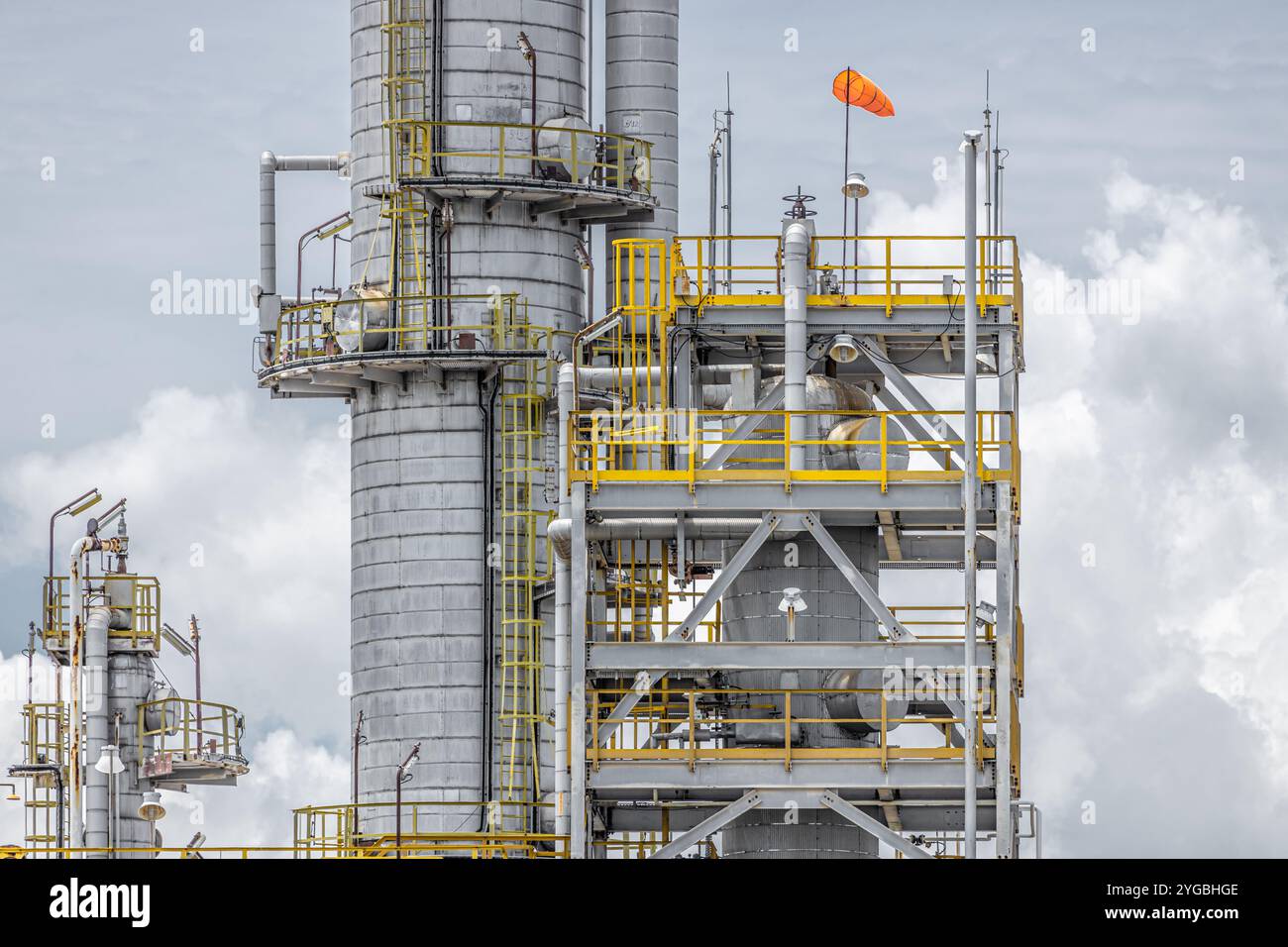 Ölraffinerie-Anlage Gebäude Destillationssäulen Turm, Nahaufnahme Teil des Brennstoff-Gas-Rohrleitungskomplexes, Rohöl petrochemische Industriebau. Stockfoto