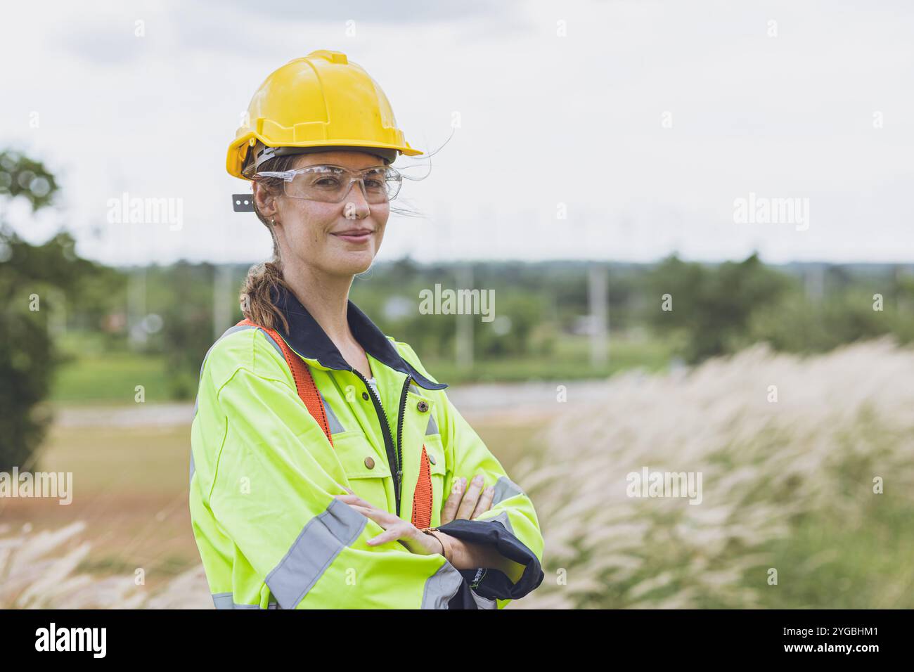 Porträt Intelligente Erwachsene Ingenieur Frauen Senior Experte Blick Steharm gekreuzt an Wind Turbines Clean Power Generator Feld Hintergrund. Stockfoto