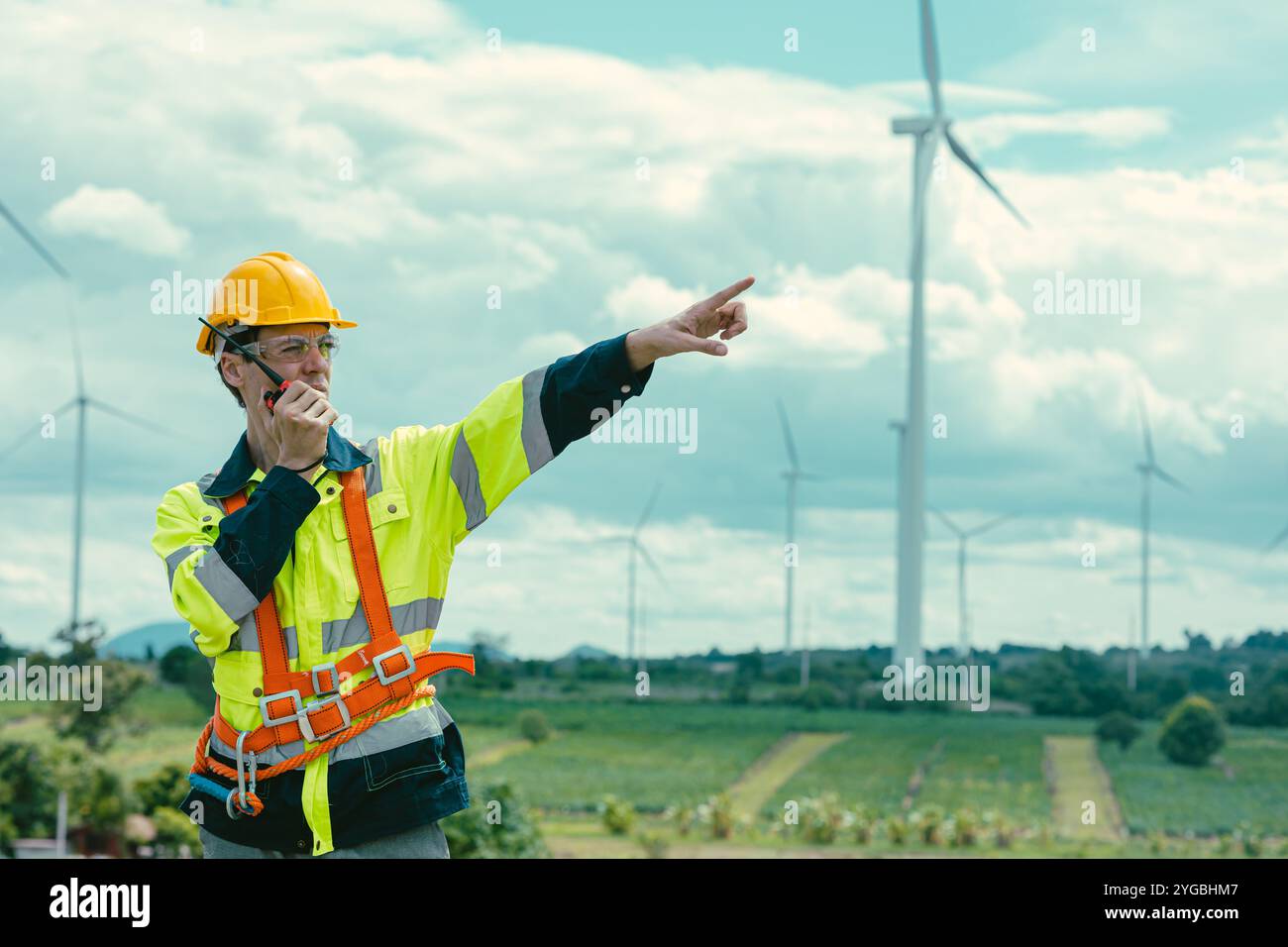 Kaukasisches Ingenieurteam männliche Arbeiter, die bei Wind Turbines arbeiten im Kellergeschoss auf dem Feld der Windenergieerzeuger. Stockfoto