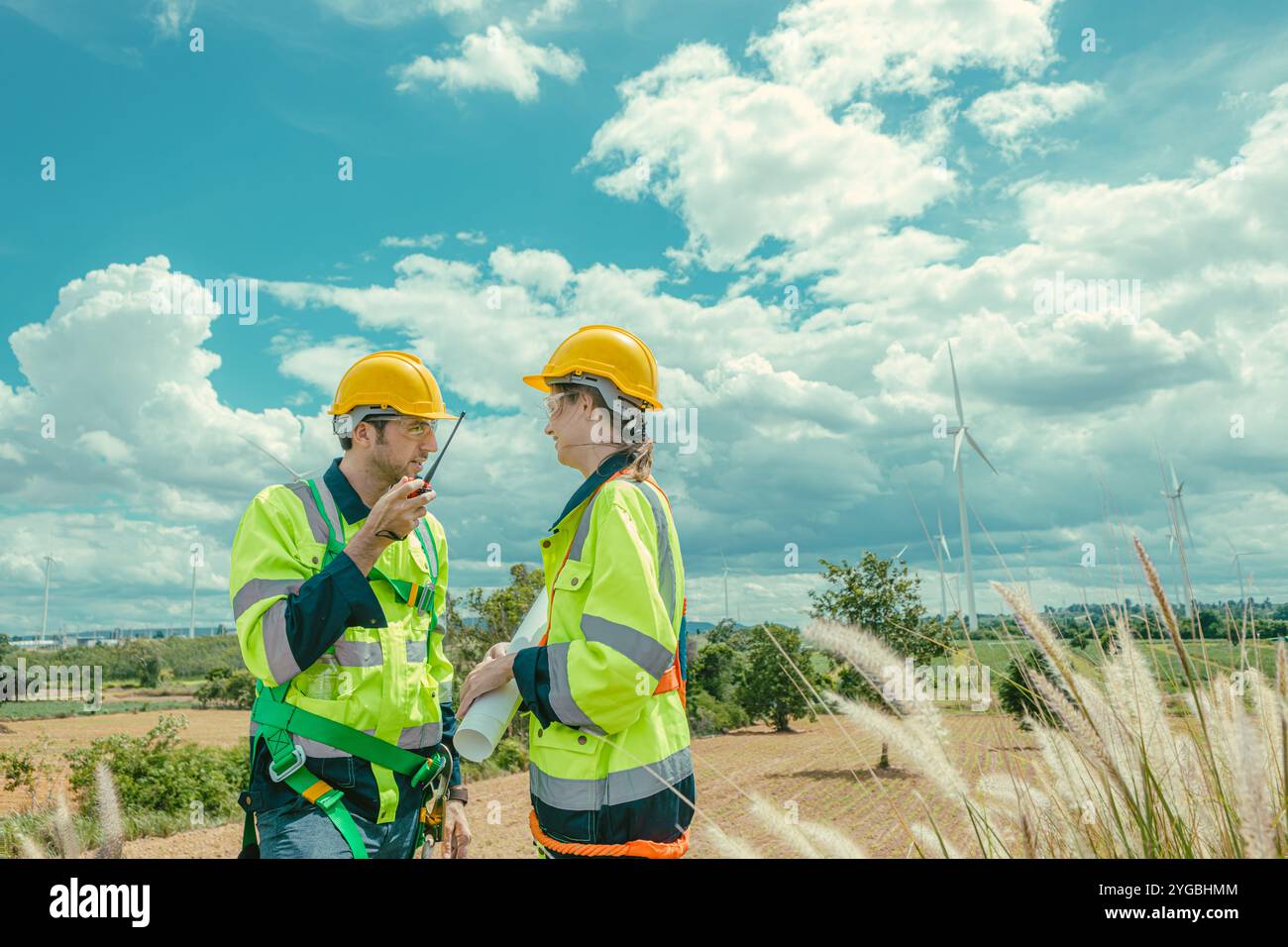 Ingenieurteam Männer und Frauen Arbeiter das Service-Team von Windturbines arbeitet zusammen auf dem Feld für Windkraftanlagen. Stockfoto