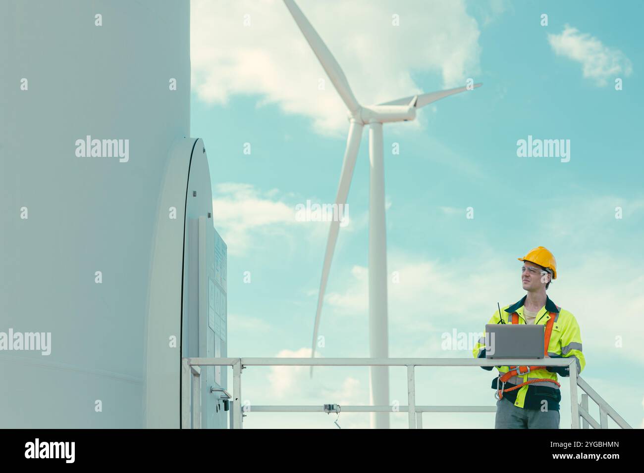 Kaukasisches Ingenieurteam männliche Arbeiter, die bei Wind Turbines arbeiten im Kellergeschoss auf dem Feld der Windenergieerzeuger. Stockfoto