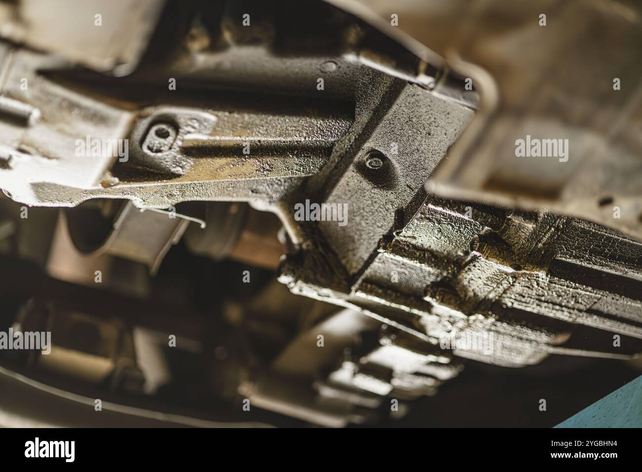 Motoröl undicht unter dem Fahrzeug Nahaufnahme, altes Auto Kurbelwellendichtring Probleme Symptome. Stockfoto