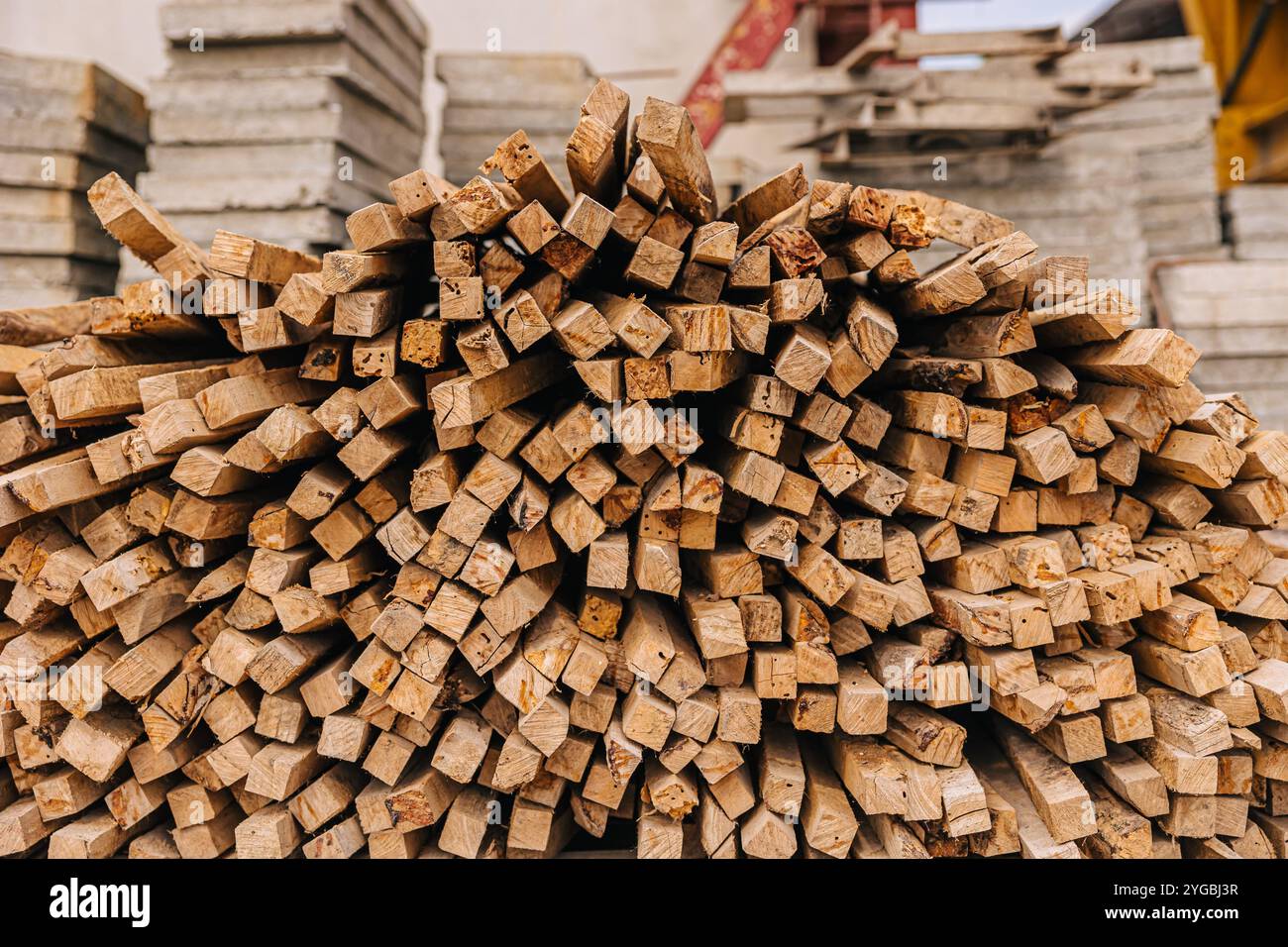 Stapelstapel aus Holz, auf der Baustelle für Betonfertigteile verwendet. Stockfoto