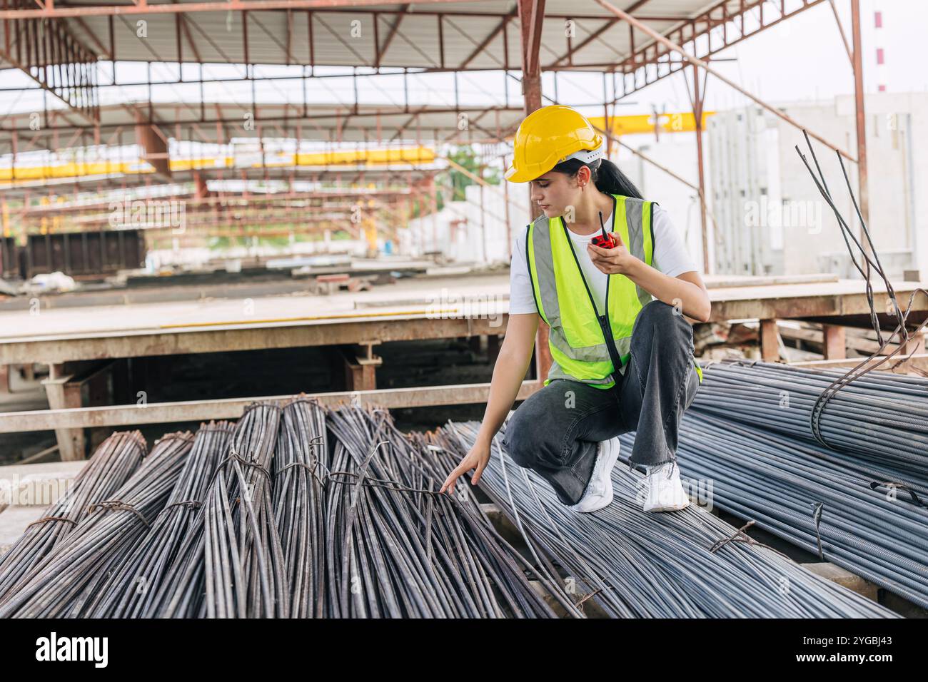 Ingenieur Arbeiter, Offizier Arbeiten prüfen Stahlstab Festigkeit Qualität für hochwertige Produkte und Standard auf der Baustelle. Stockfoto