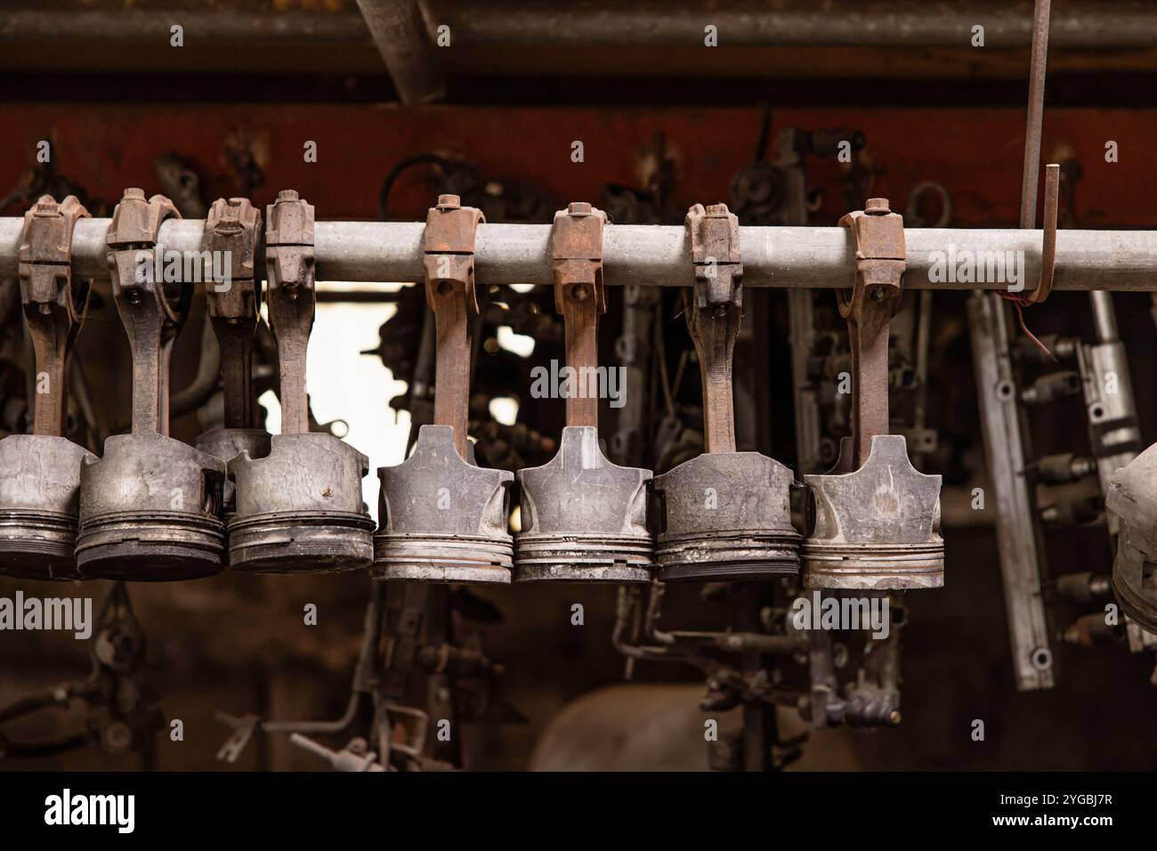 Altes, gebrauchtes, rostiges und verschmutztes Motorteil, Motorkolben für gebrauchte Ersatzteile ersetzen. Stockfoto