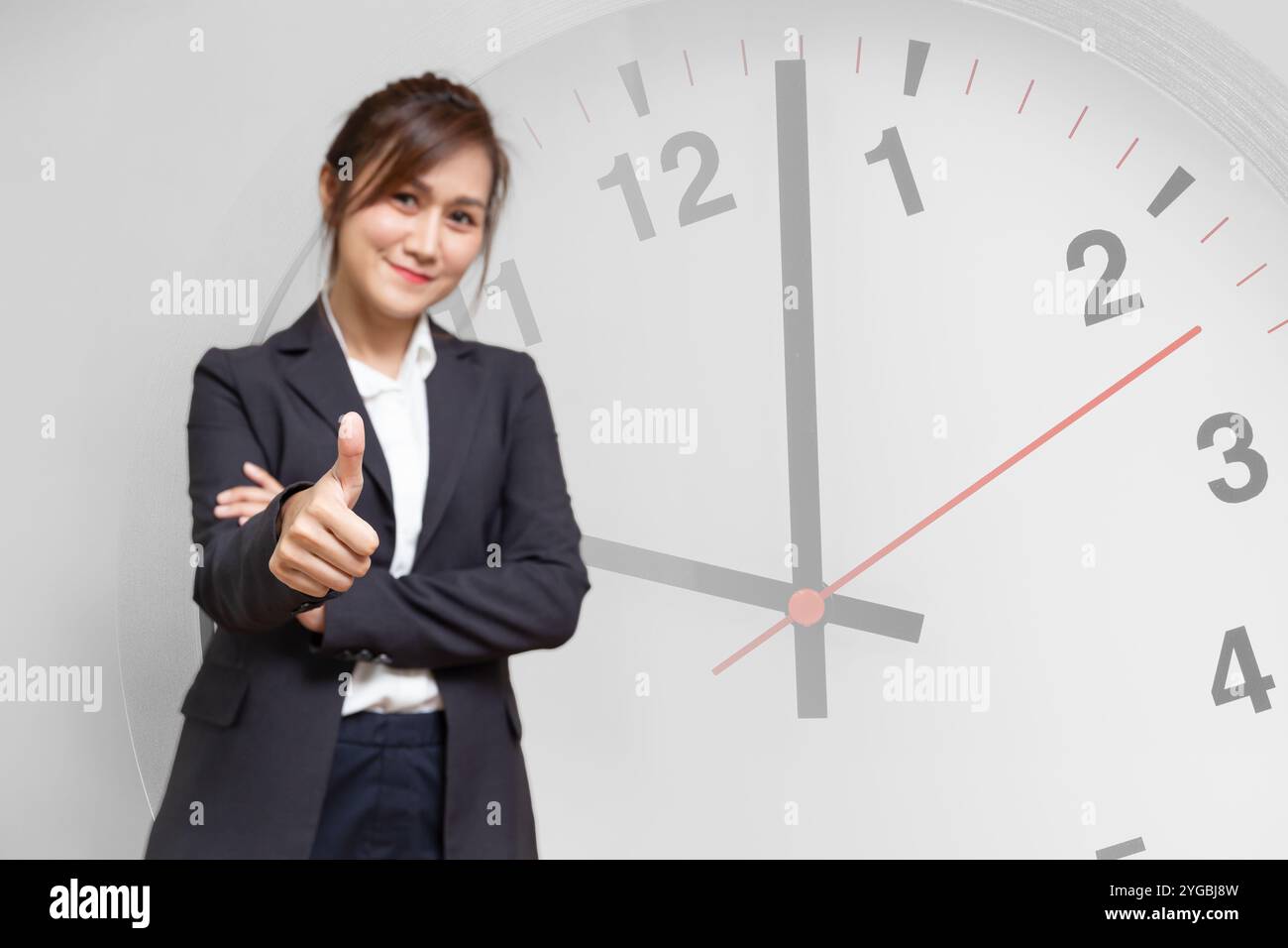 Geschäftsfrauen Daumen hoch mit Zifferblatt, Büromitarbeiter gute Zeitplanung für das Management von Arbeitszeiten auf das Ziel Erfolg Konzept Stockfoto