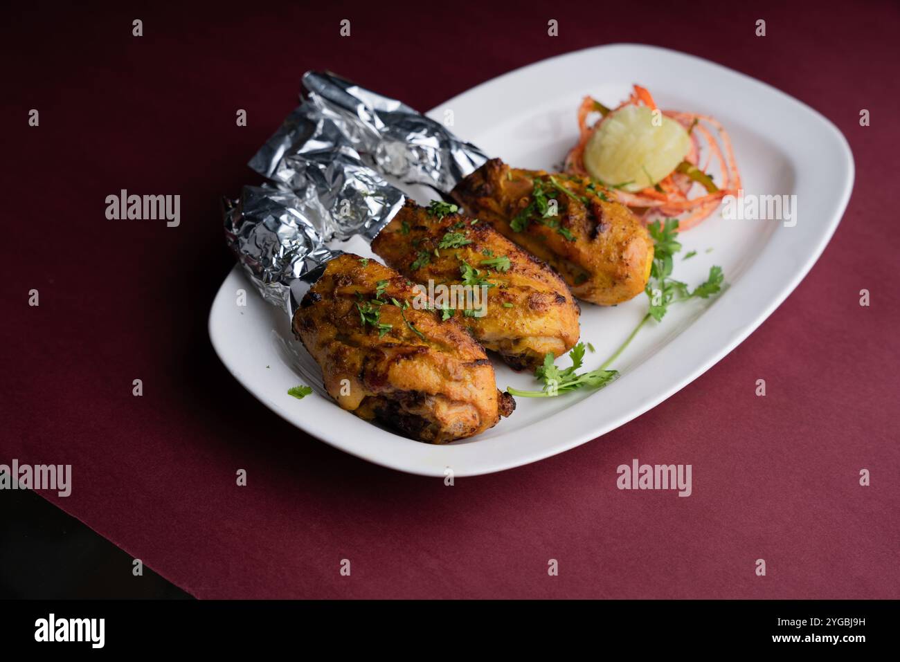 Tandoori-Tschciekn serviert mit Zwiebeln Stockfoto