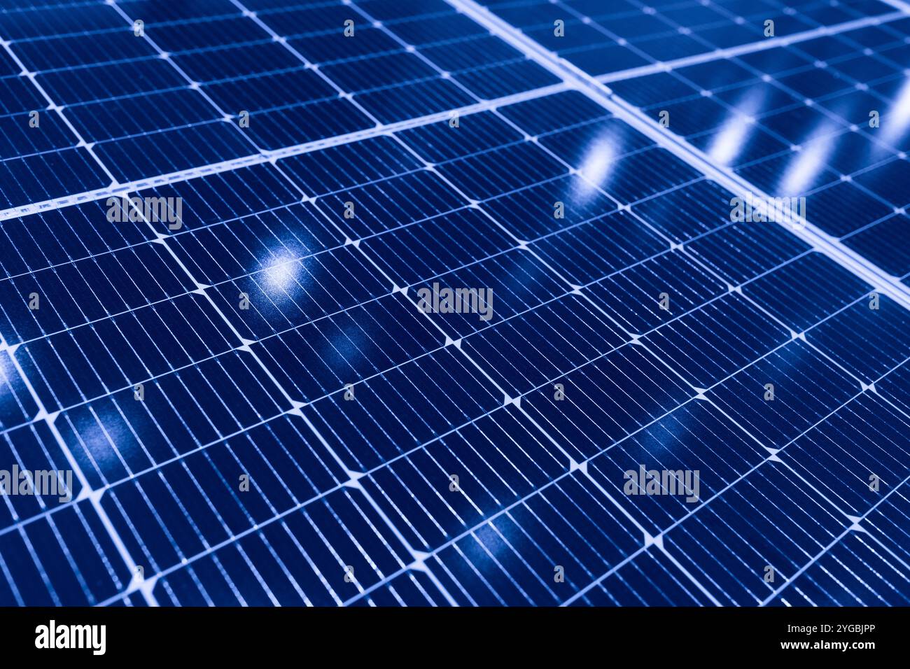 Solarzelle oder Sonnenkollektor Moderne Technologie für die Energiewende, alternative Energiequelle zur Einsparung von Umwelt, Photovoltaik-Modul Blauton Stockfoto
