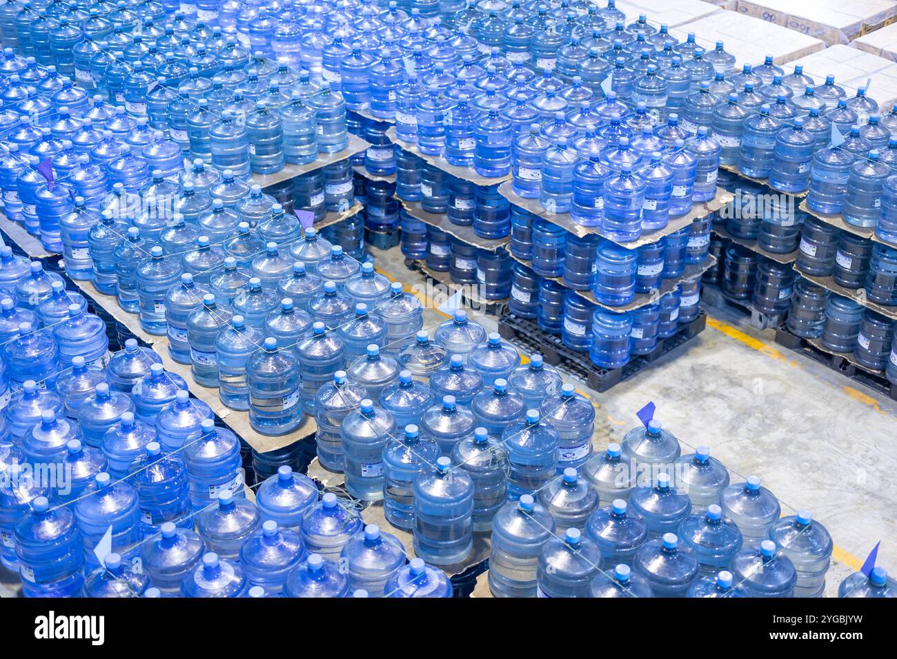 Lagerbestand im Lagerraum der Trinkwasseranlage wartet auf den logistischen Versand zur Markteinführung. Stockfoto