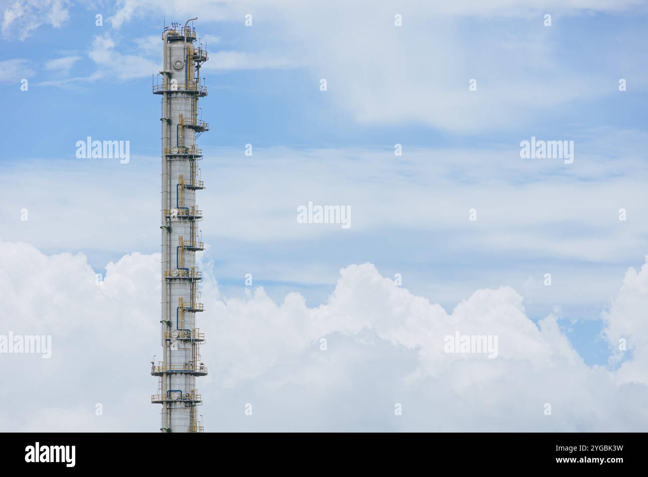 Destillationssäulen. Fraktionierte Destillation. Plattensäule oder Raffinerieturm im Öl- und Gasöl- oder petrochemischen Anlagengebäude. Stockfoto