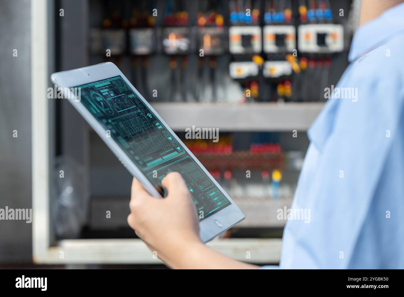 Elektriker Ingenieurin Frau Funktionsprüfung Wartung Elektrizität Hauptstromkreis Sicherung und Stromversorgungssystem in Industriewerk Stockfoto
