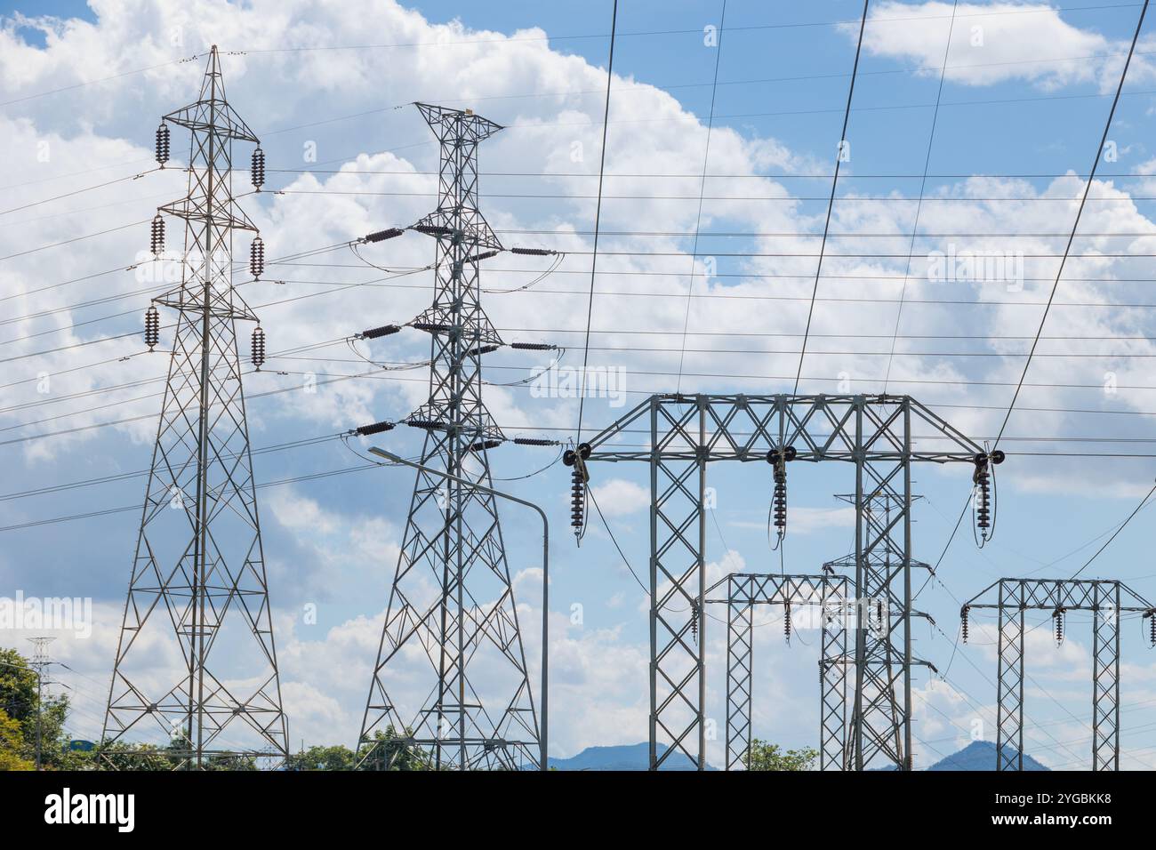 Hochspannungs-Stromübertragungsturm, Stromversorgung vom Kraftwerk in die Stadt durch Strommasten. Stockfoto