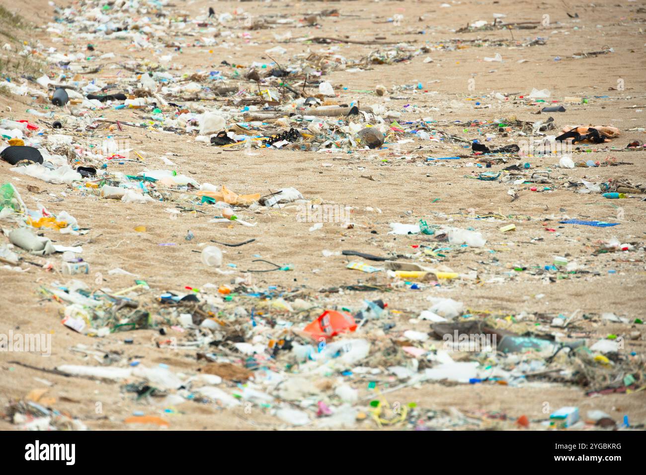 Viel Müll am Strand, dreckiger Meeresstrandmüll, Plastikbecher und Plastiktüten am Strand. Umweltproblem im Meer und an der Küste. Stockfoto