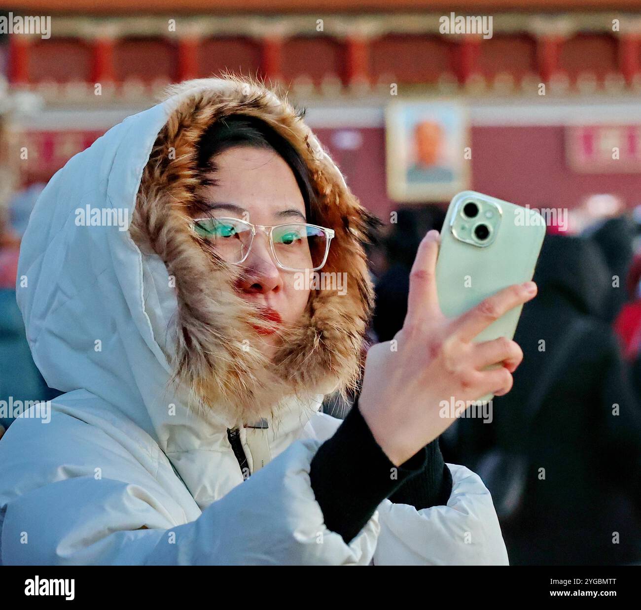 Touristen besuchen den Platz des Himmlischen Friedens in Peking, China. November 2024. (Foto: Imaginechina/SIPA USA) Credit: SIPA US/Alamy Live News Stockfoto