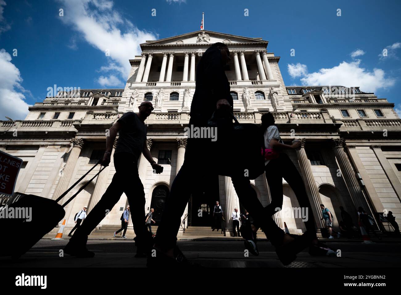 Aktenfoto vom 06/23 von Menschen, die in der Nähe der Bank of England spazieren gehen. Die Kreditkosten des Vereinigten Königreichs sollen in diesem Jahr zum zweiten Mal gesenkt werden, trotz Steueränderungen und eines Sieges von Donald Trump in den USA, der Unsicherheit über den zukünftigen Zinsverlauf weckt. Die meisten Ökonomen glauben, dass die politischen Entscheidungsträger der Bank of England am Donnerstag die Zinsen auf 4,75 % senken werden. Die Zinsen liegen derzeit bei 5 %, nachdem sie im August um 0,25 Prozentpunkte gesenkt wurden, die erste Senkung seit 2020, und dann im September beibehalten wurden. Ausgabedatum: Donnerstag, 7. November 2024. Stockfoto