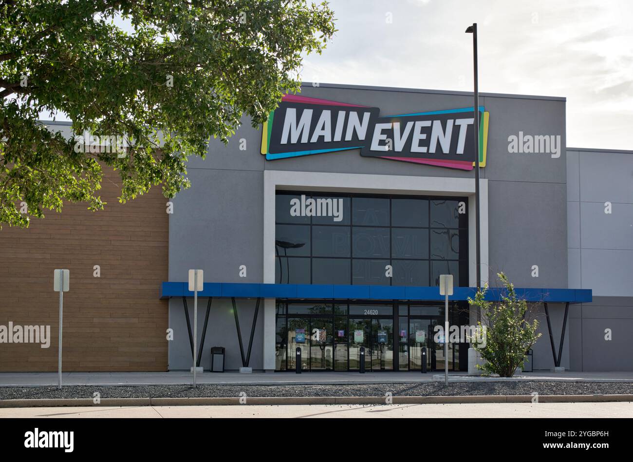 Houston, Texas, USA 04-07-2024: Hauptveranstaltung Entertainment Center mit Außenansicht. Stockfoto