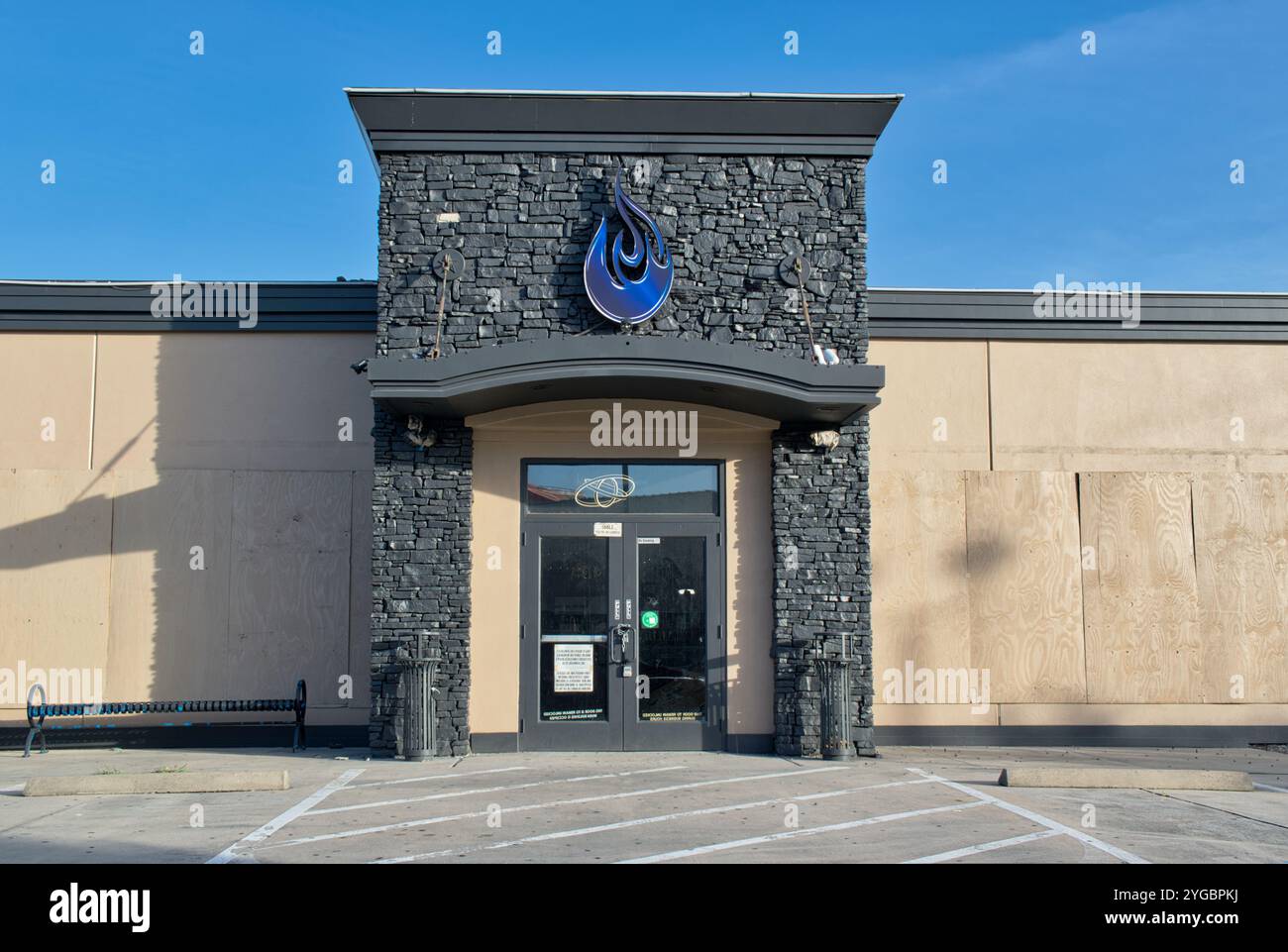 Houston, Texas, USA 06-30-2024: Forum Lounge, Nachtclub, Business-Außenbereich geschlossen. Stockfoto