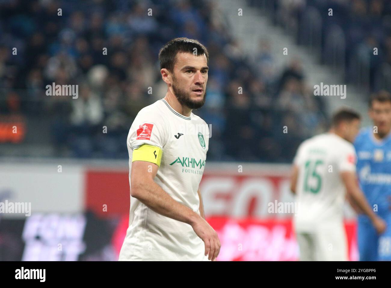 Sankt Petersburg, Russland. November 2024. Rizvan Utsiev (40) aus Achmat wurde während des Finals des Russischen Pokalpokals 1/4 in der RPL, dem ersten Fußballspiel zwischen Zenit Sankt Petersburg und Achmat Grosny in der Gazprom Arena, in Aktion genommen. Endpunktzahl: Zenit 3:0 Akhmat. (Foto: Maksim Konstantinov/SOPA Images/SIPA USA) Credit: SIPA USA/Alamy Live News Stockfoto