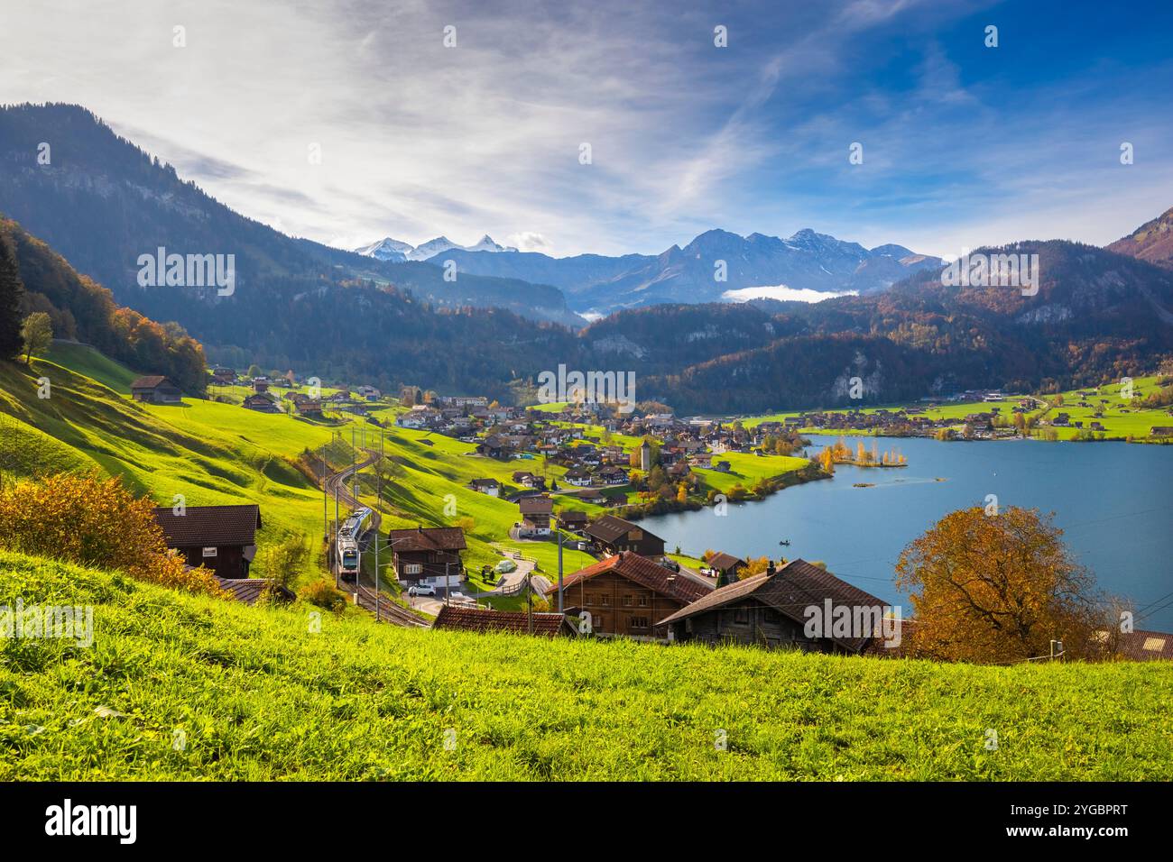 Blick auf die Stadt und den See Lungern im Herbst. Gemeinde Lungern, Kanton Obwalden, Schweiz, Europa. Stockfoto