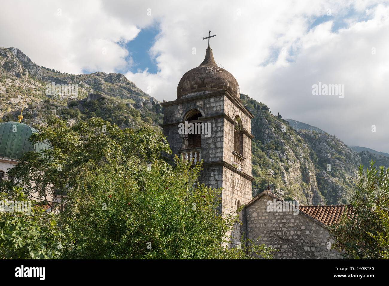 Kirche St. Nikola in Kotor. Festung mit Bergen im Hintergrund Stockfoto