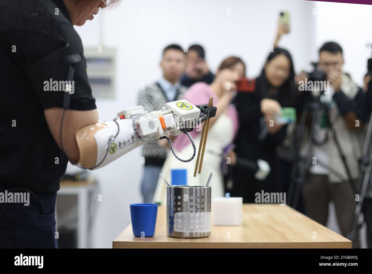 Der behinderte Athlet Xu Min (links) demonstriert die Funktion der „Mensch-Maschine-Fusion biomechanische und elektronische Prothetik Hand“. Nanjing, China, 5. November 2024. Vor Kurzem verwendete Xu Min beim Wettbewerb „Oberschenkelprothetik“ der dritten Olympischen Spiele in Zürich (Schweiz) die „Human-Machine Integrated Biomechatronics“, die vom Team von Professor Song Aiguo vom Institut für Robotersensorik und Steuerungstechnik der Southeast University entwickelt wurde. „Prothetische Hand“ gewann die Meisterschaft, indem sie 10 prothetische Operationen gleichzeitig erledigte, darunter das Heben schwerer o Stockfoto