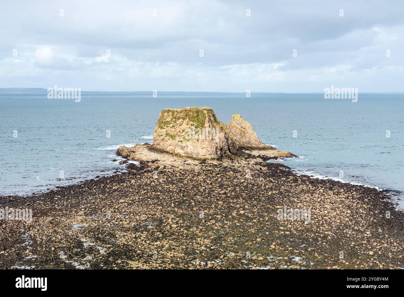 Blick auf Cleet of Brough Rocks, Brough Bay, Brough Village, Caithness, Schottland, Vereinigtes Königreich. Siegelkollektion links. Stockfoto