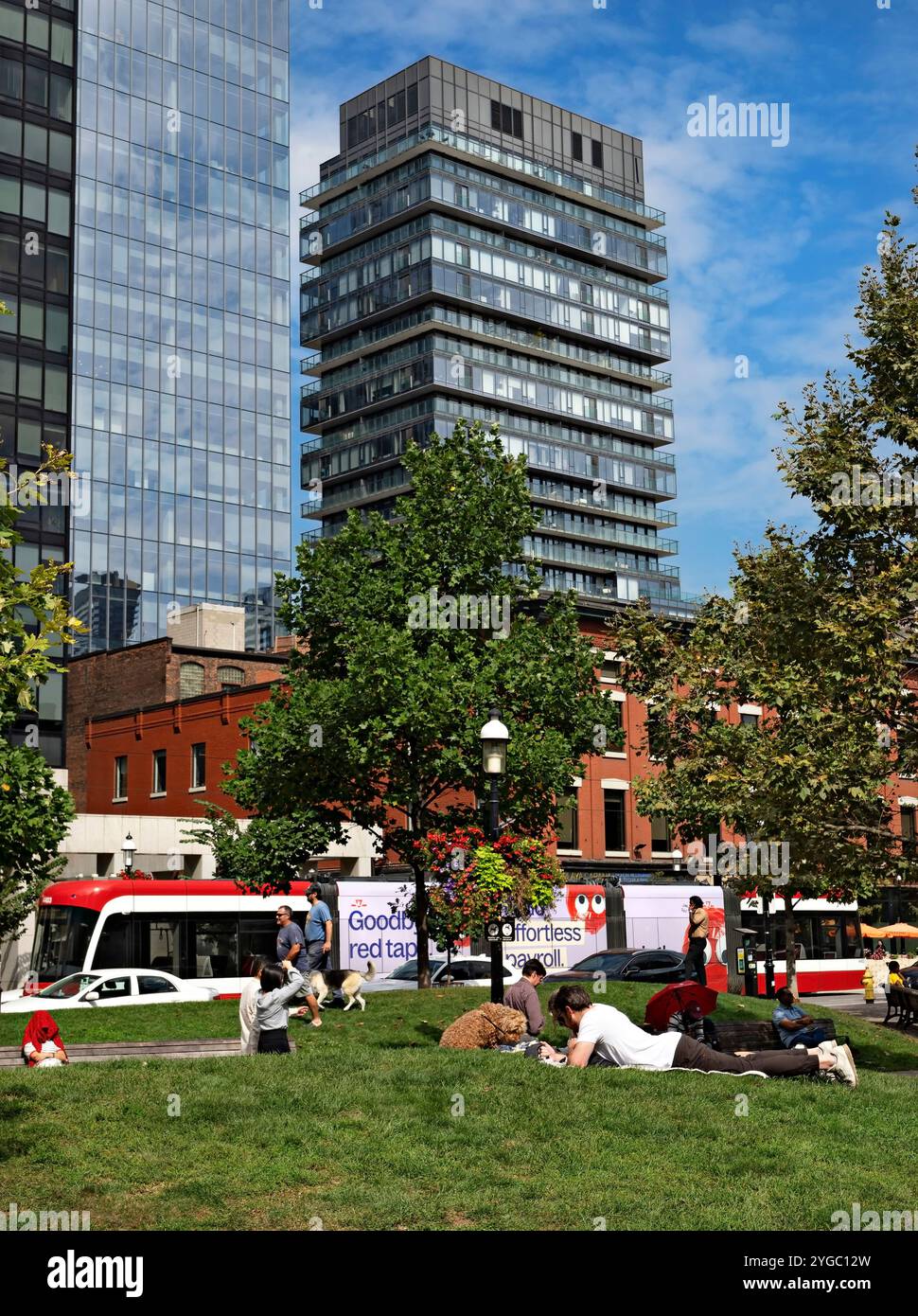 Toronto Kanada / Googles neue Downtown Toronto Headquatrers mit Blick auf den Berczy Park in King Street East, Toronto. Stockfoto