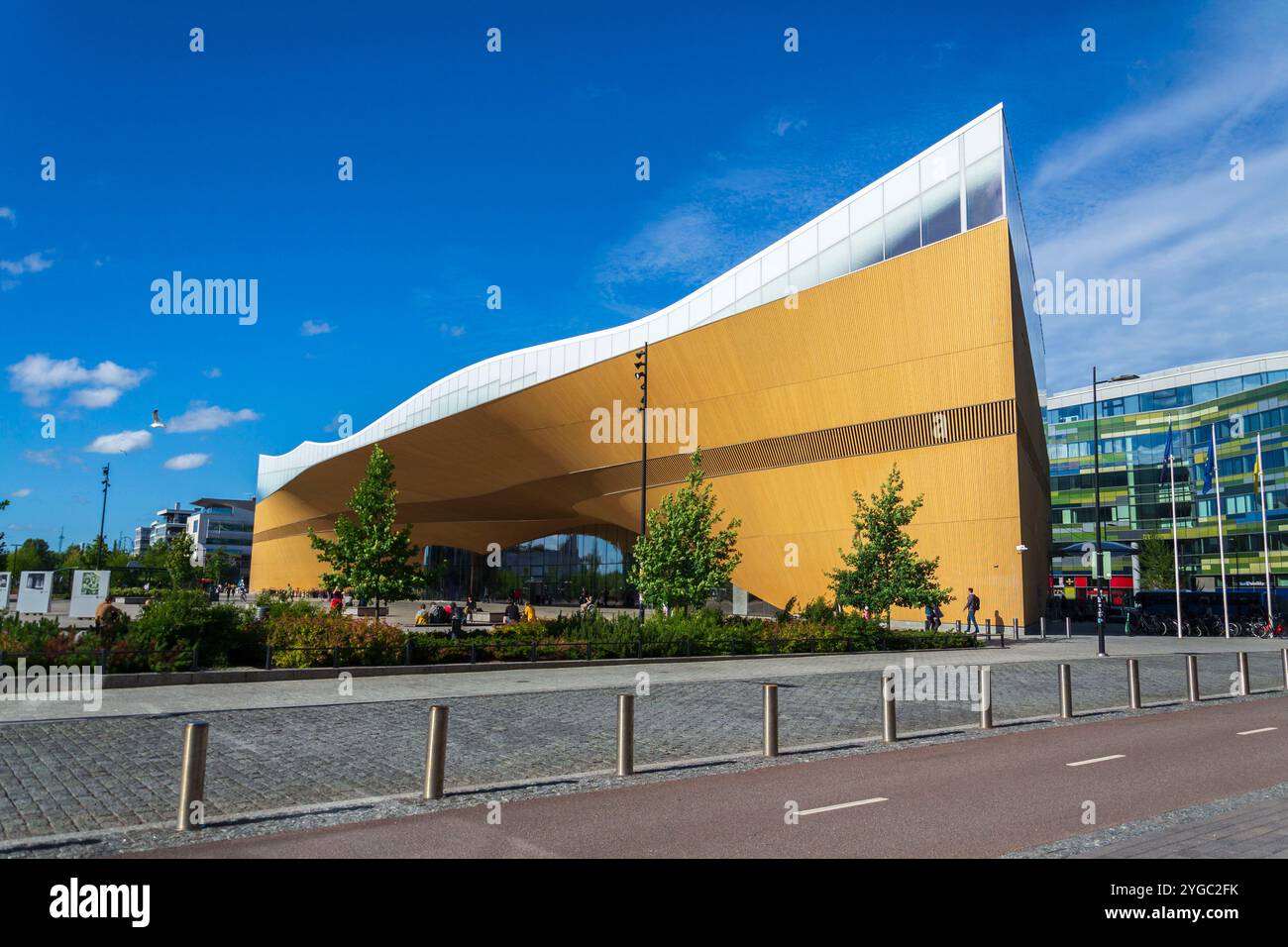 HELSINKI, FINNLAND - 7. JULI 2024: Die Helsinki Zentralbibliothek Oodi im Bezirk Kluuvi am sonnigen Sommertag am 7. Juli 2024 in Helsinki, Finnland. Stockfoto