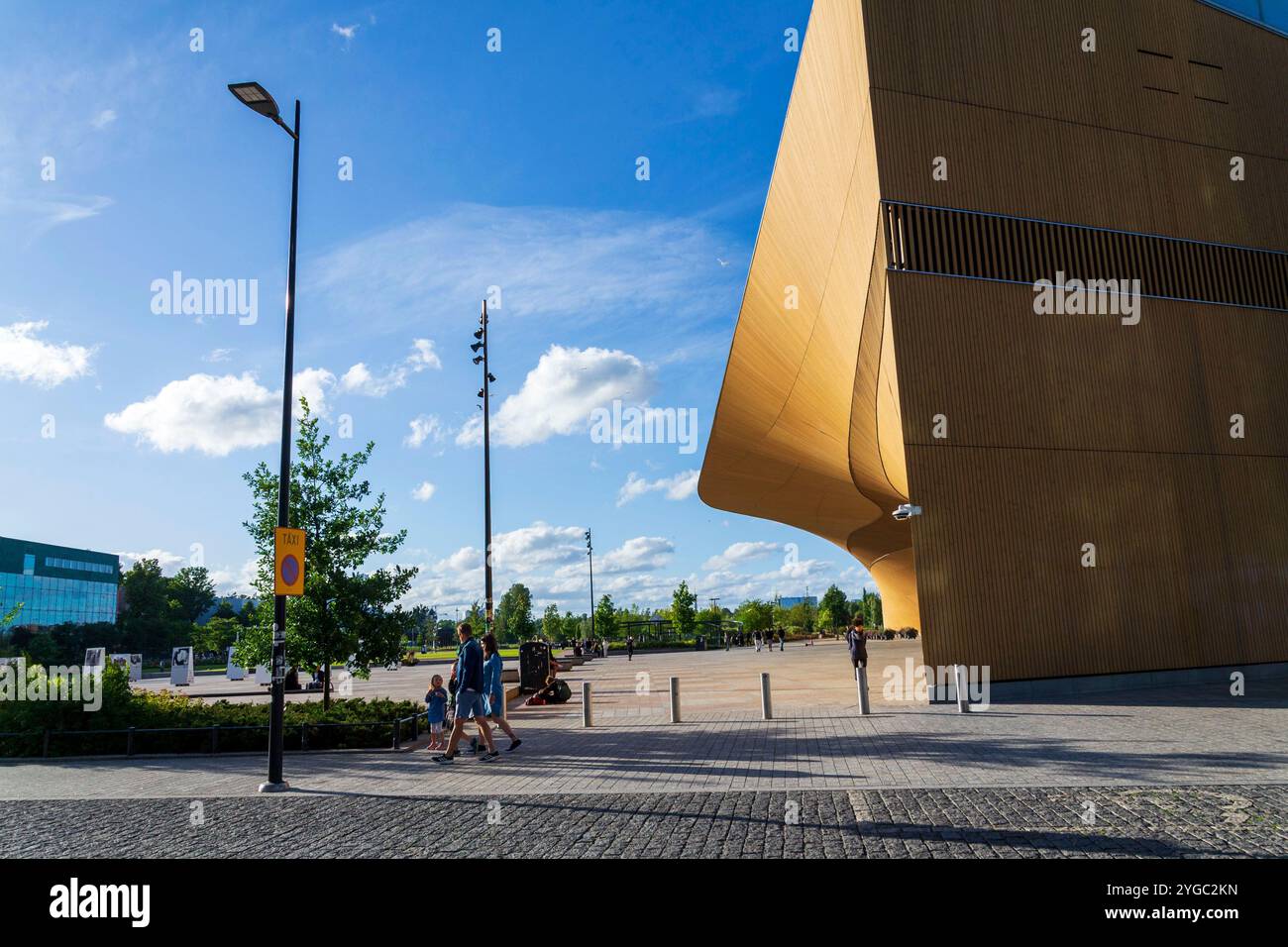 HELSINKI, FINNLAND - 7. JULI 2024: Die Helsinki Zentralbibliothek Oodi im Bezirk Kluuvi am sonnigen Sommertag am 7. Juli 2024 in Helsinki, Finnland. Stockfoto