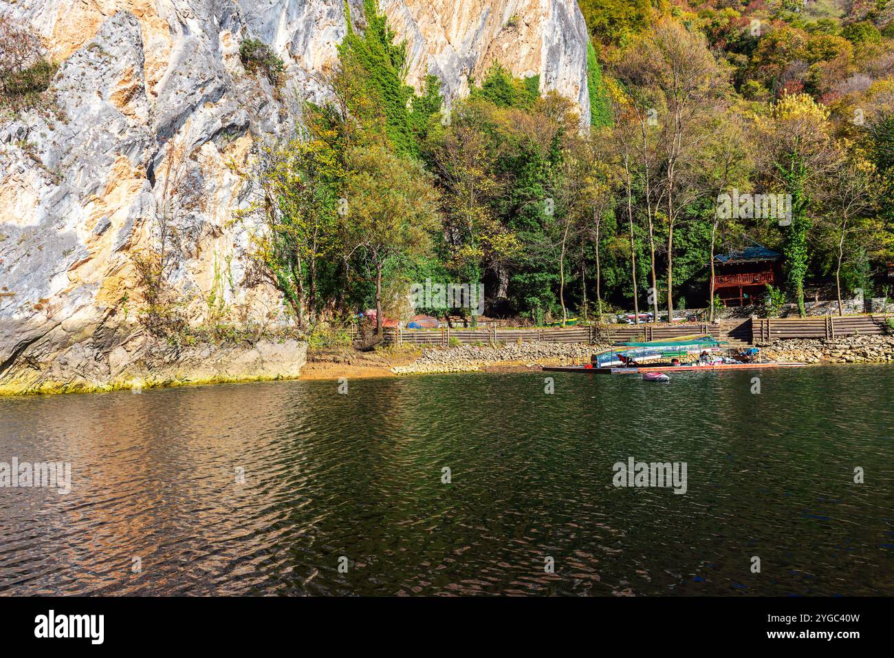Matka ist der älteste künstliche See in Mazedonien, dessen Stausee 1938 erbaut wurde. Stockfoto