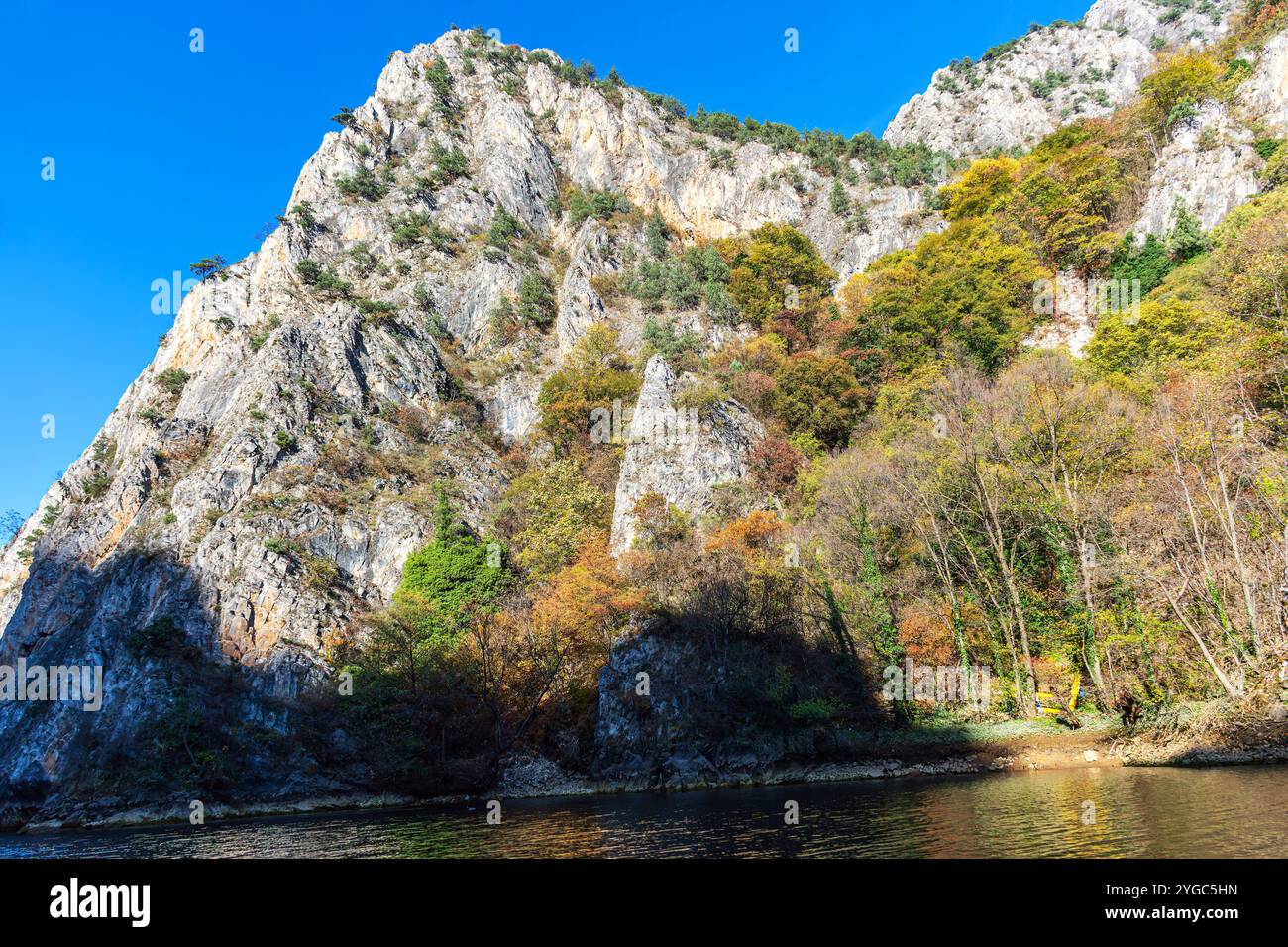 Matka ist der älteste künstliche See in Mazedonien, dessen Stausee 1938 erbaut wurde. Stockfoto