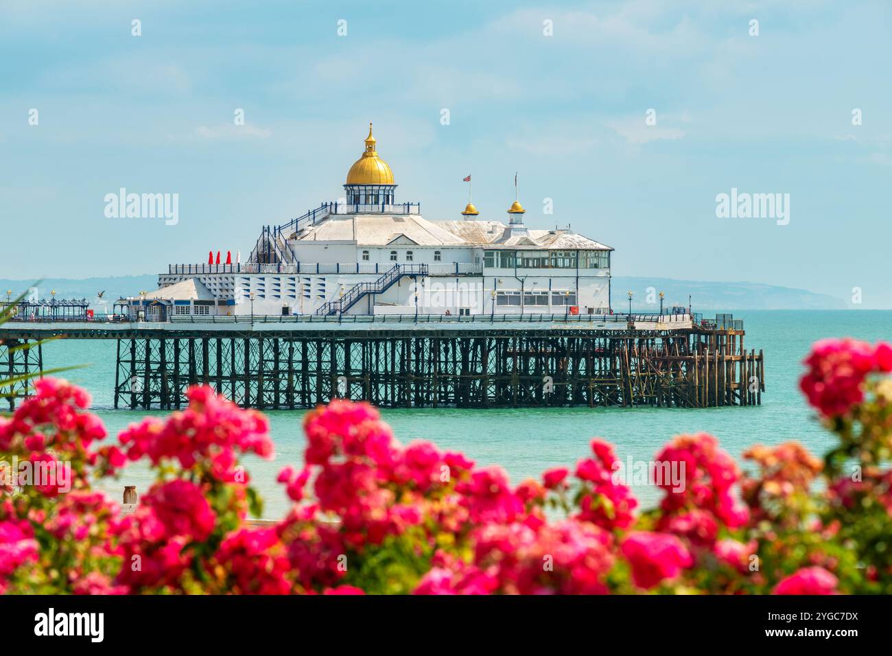 Blick auf den Eastbourne Pier am englischen Kanal. Eastbourne, East Sussex, England Stockfoto