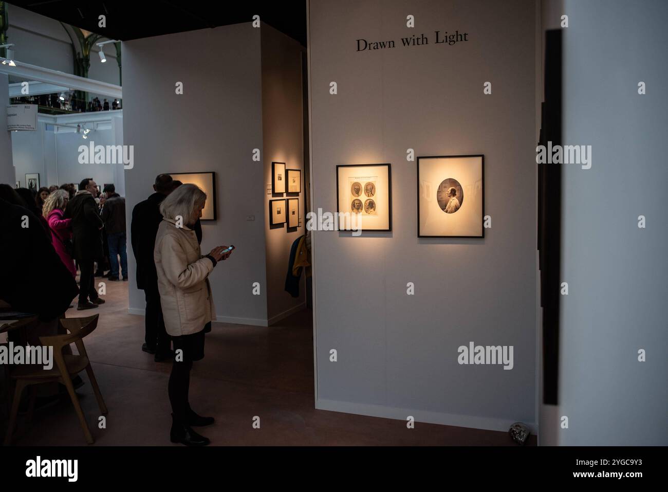 FRANKREICH-PARIS-FOTOGRAFIE-EXPO-MUSEUM Eröffnung für Künstler und Presse des Paris Photo 2024 in der prächtigen Umgebung des Grand Palais. Paris, 6. November 2024. PARIS ILE-DE-FRANCE FRANKREICH COPYRIGHT: XANDREAXSAVORANIXNERIX FRANCE-PARIS-PHOTOGRAPHY-EXPO-MU ASAVORANINERI-23 Stockfoto