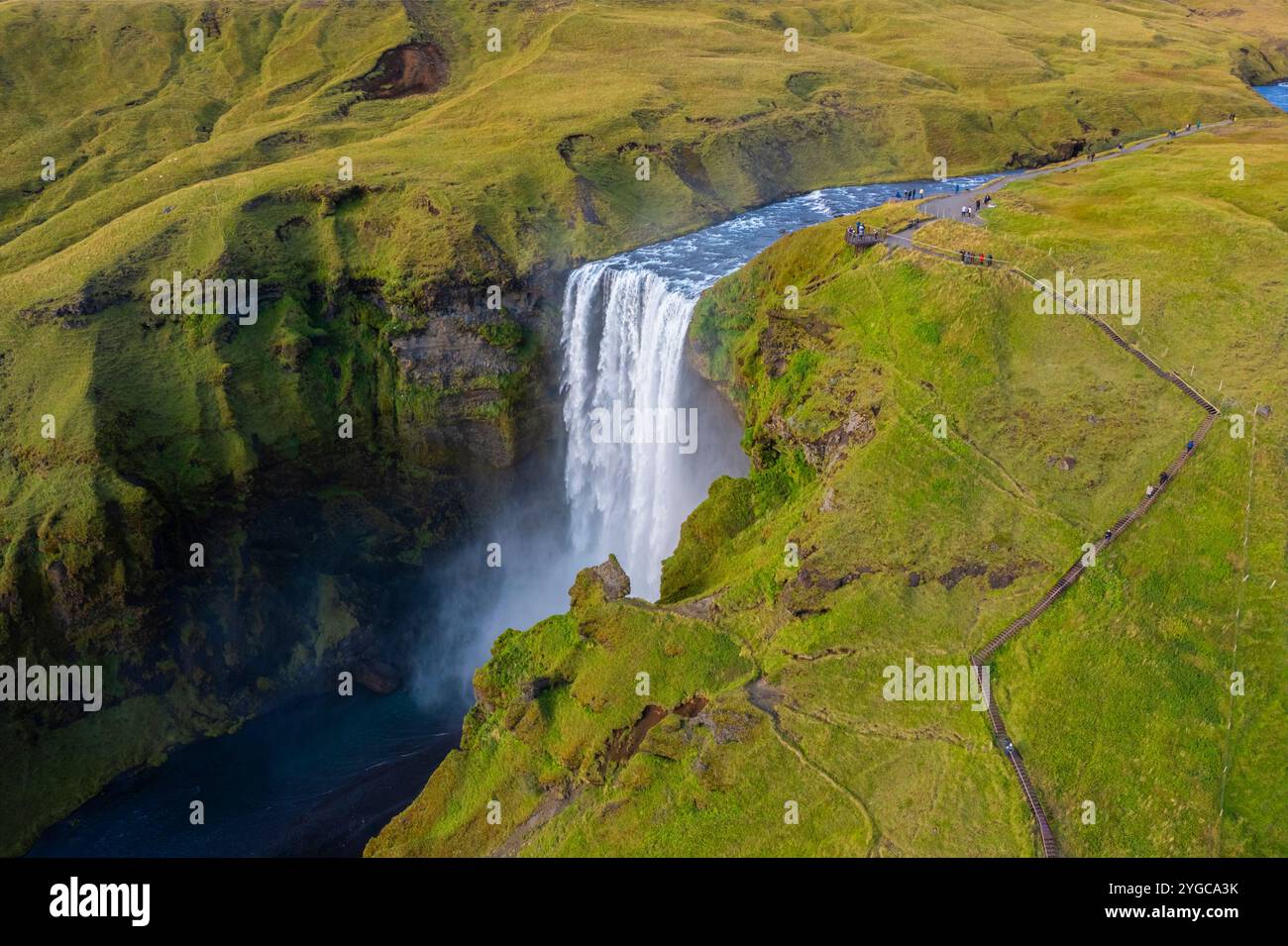 Blick aus der Vogelperspektive auf den riesigen Skogafoss-Wasserfall im Sommer. Skogar, Sudurland, Island, Nordeuropa. Stockfoto