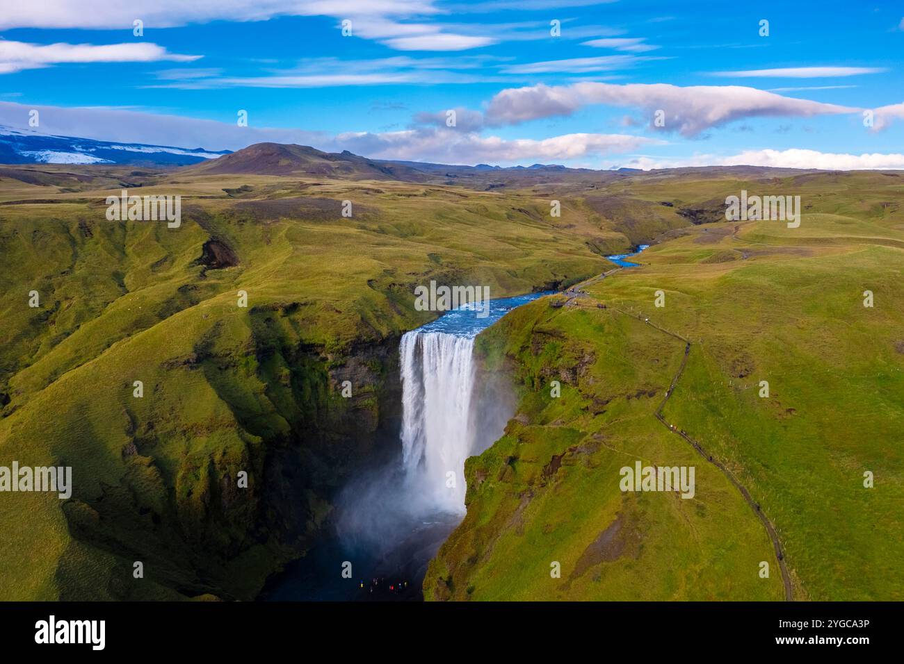 Blick aus der Vogelperspektive auf den riesigen Skogafoss-Wasserfall im Sommer. Skogar, Sudurland, Island, Nordeuropa. Stockfoto